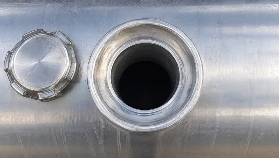 Boca de tanque de aluminio antes de instalar el antisifón